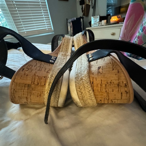 Steve Madden Wedge Black w/ Tan weave heel Beautiful Sandal  EUC sz 9.5 - Picture 4 of 6